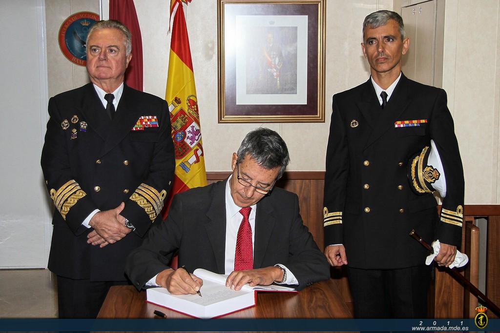 Tras la ceremonia, el SEDEF firmó en el Libro de Honor del buque
